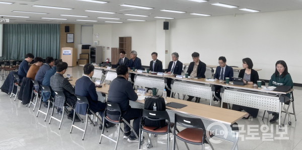 부산항만공사가 지난 4일 부산지역 선사 지사장 간담회를 개최한 가운데 관계자들이 대응 방안을 논의하고 있다. (사진_부산항만공사)