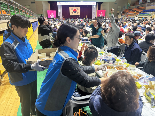 한마음봉사단이 ‘제45회 당진시 장애인의 날 기념행사’에서 봉사활동을 실시하고 있다.