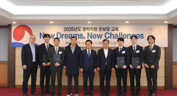 김종서 기계설비건설공제조합 이사장 직무대행(가운데)과 임원 및 경력직원이 임용장 수여식에서 기념촬영을 하고 있다.(사진제공 : 기계설비건설공제조합)