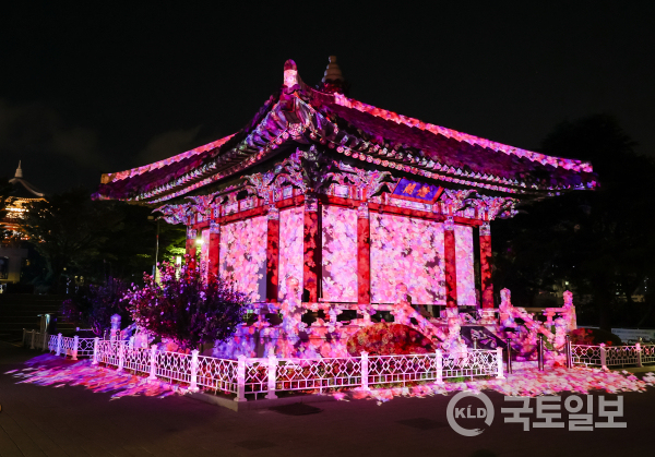 용두산공원 종각 미디어파사드.(사진_부산시설공단)