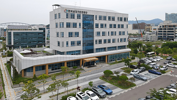 한국승강기안전공단이 70% 이상을 정규직으로 임용하는 2025년 채용형 인턴 60명을 모집한다. 사진은 한국승강기안전공단 전경.