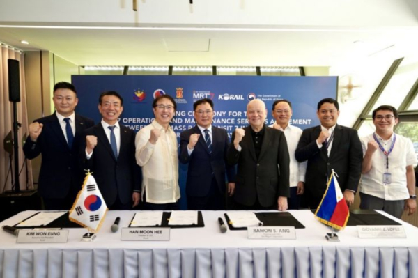 백원국 국토교통부 제2차관(왼쪽 네 번째)과 한문희 코레일 사장(왼쪽 두 번째) 등이 참여한 수주지원단이 어제(22일) 필리핀 마닐라에서 수주한 마닐라 도시철도 운영·유지보수 사업 계약을 체결하고 기념촬영을 하고 있다.(사진제공 : 국토부)