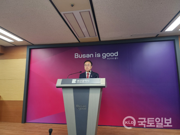 김광회 부산시 미래혁신부시장이 28일 오후 기자회견을 열고 가덕도신공항 기본 설계안에 관한 입장을 발표하고 있다.(사진_안도일 기자)