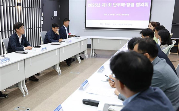 김형렬 행복청장(왼쪽 첫번째)이 행복청의 반부패‧청렴 정책을 총괄 조정‧관리하는 컨트롤타워로 주요 간부들이 참석하는 ‘행복청 반부패‧청렴 협의회’를 주재하고 있다.