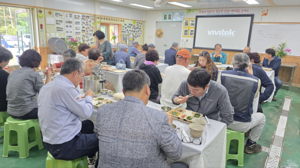 치유도시락 시식중인 참가객들