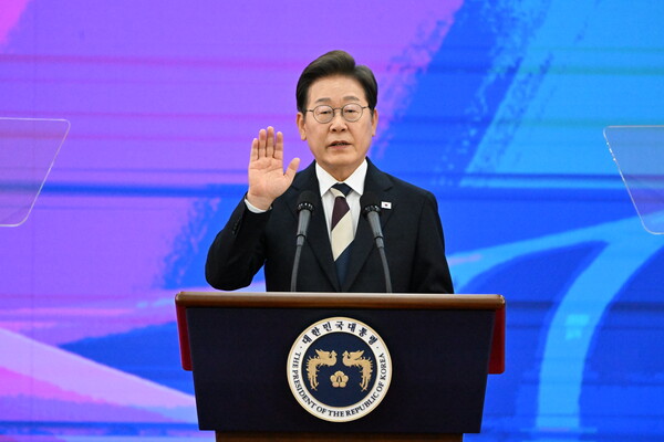 제21대 대통령으로 당선된 이재명 대통령이 4일 서울 여의도 국회에서 열린 취임선서식에서 취임 선서를 하고 있다.
