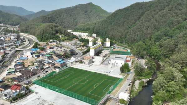영풍 석포제련소가 자체 예산을 투입해 마련한 석포마을 인조잔디 축구장.