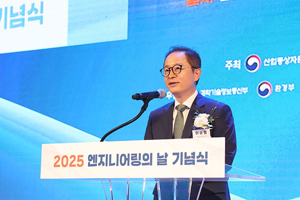 산업통상자원부 이승렬 실장이 치사를 하고 있다.