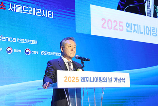 한국엔지니어링협회 이해경 회장이 기념사를 하고 있다.