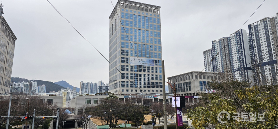▲부산시청사 전경.(사진_안도일 기자)