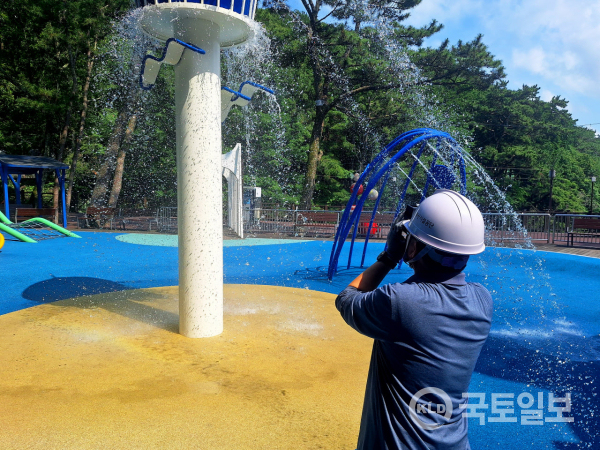17일 오후 어린이대공원사업소에서 물놀이시설에 대한 수질 측정을 하고 있다.(사진_부산시설공단)