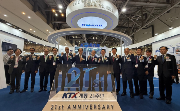코레일이 오늘(18일) 부산 벡스코(BEXCO)에서 개최하는 ‘2025 부산국제철도기술산업전’에 참가해 철도 혁신 기술을 공개했다.(오른쪽 일곱 번째부터)윤진환 국토교통부 철도국장, 한문희 코레일 사장.(사진제공 : 코레일)