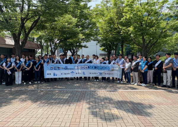 안전보건공단 경기남부지사 관계자들이 오늘(18일) 여름철 폭염에 대비해 송탄산업단지 일대에서 온열질환 예방 캠페인을 실시 후 기념촬영을 하고 있다.(사진제공 : 안전보건공단 경기남부지사)