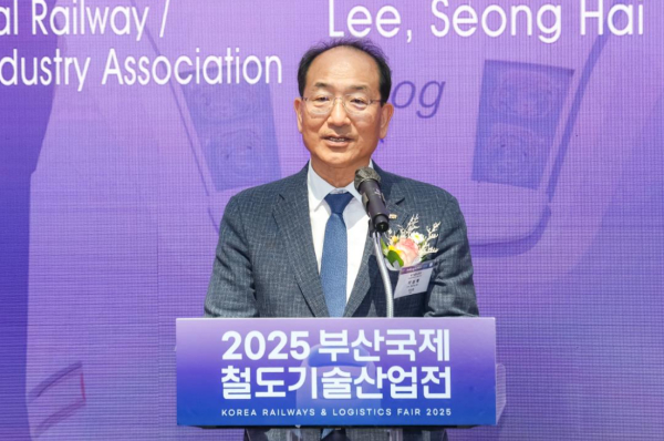 이성해 국가철도공단 이사장이 ‘2025 부산국제철도기술산업전’ 개막식에서 인사말을 하고 있다.(사진제공 : 국가철도공단)
