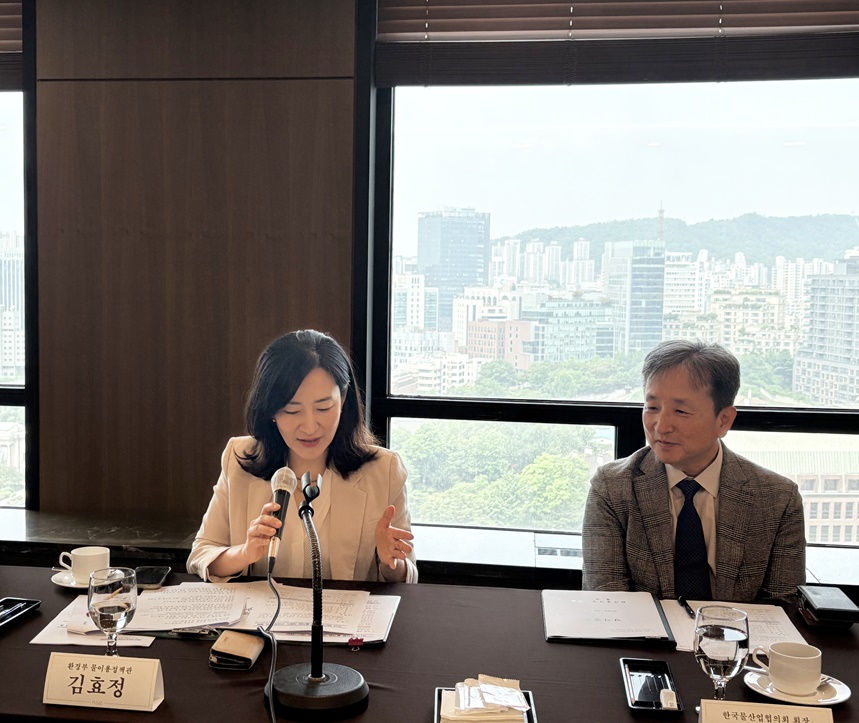 김효정(사진 왼쪽) 물이용정책관이 인사말을 하고 있다.