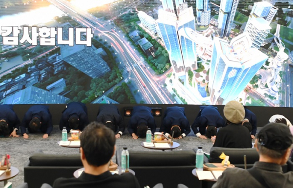 용산정비창 전면1구역 포스코이앤씨 홍보관서 포스코이앤씨 직원들이 조합원에게 인사하고 있다. 사진제공=포스코이앤씨.