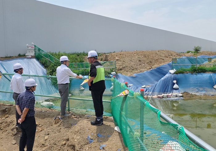 19일 박동선 LH 국토도시본부장(가운데) 및 현장 관계자 등이 우기 대비 3기신도시 주요 건설현장 지구를 점검하고 있다.