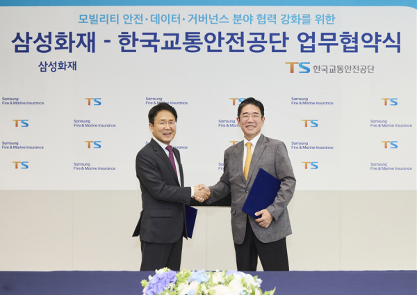 정용식 한국교통안전공단 이사장(오른쪽)과 이문화 삼성화재 대표이사 사장이 어제(19일) 삼성화재 본사에서 모빌리티 및 교통안전 부문 상호협력을 위한 업무협약을 체결 후 기념촬영을 하고 있다.(사진제공 : 한국교통안전공단)