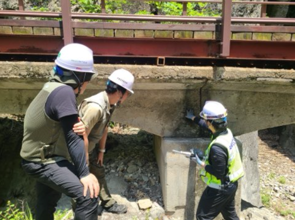 국토안전관리원 관계자가 경북 청송군 주왕산국립공원 내 교량들에 대한 안전점검을 실시하고 있다.(사진제공 : 국토안전관리원)